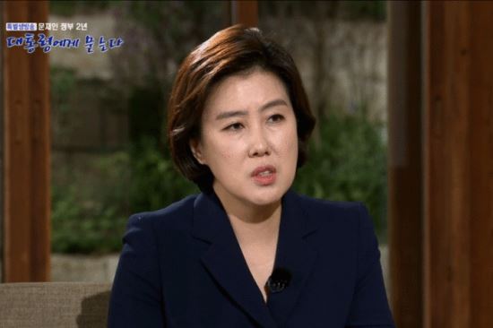 문대통령 취임 2주년 인터뷰, 송현정 기자의 표정과 문대통령 대답 도중 말 끊고 들어갔다며 어제 참 논란이었지요.