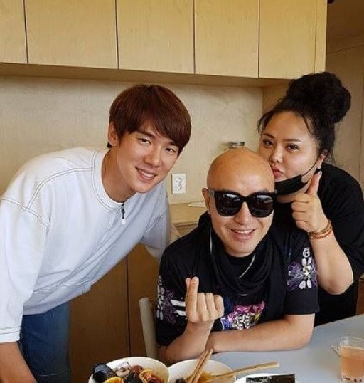 홍석천, 홍선영과 제주 유연석 라면집 찾아 "오픈 축하해" 홍석천, 홍선영과 제주 유연석 라면집 찾아 "오픈 축하해"