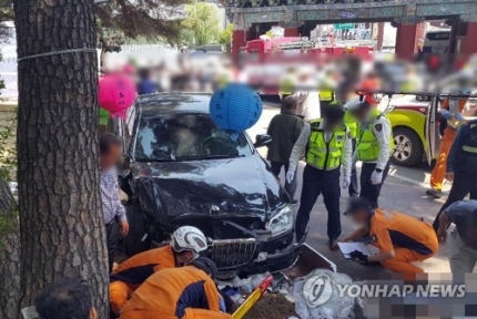 통도사서 승용차 돌진? 통도사서 승용차 돌진?
