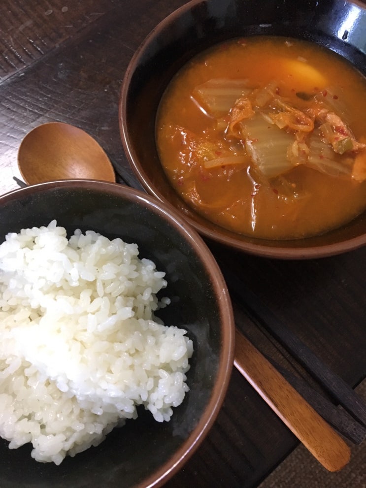 오늘 저녁은 묵은지 김치찌개