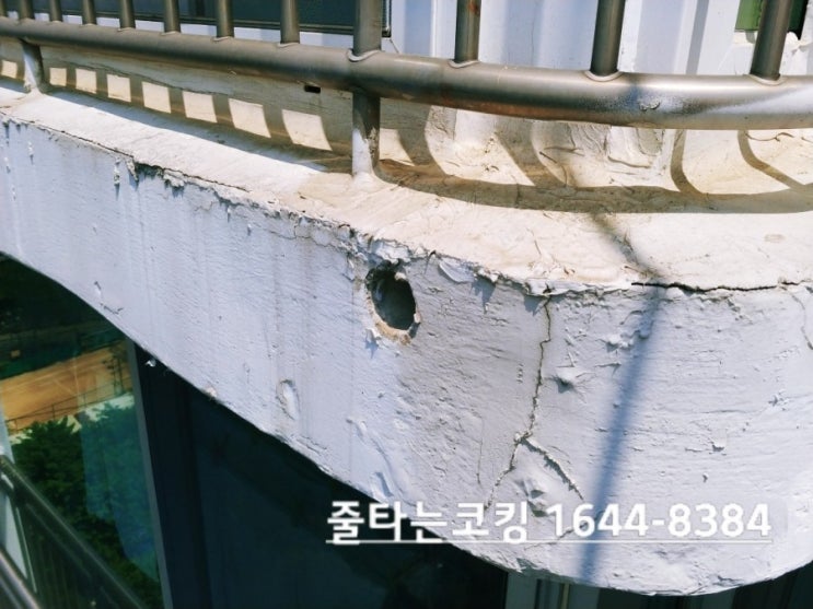  1년도안된 작년 8월 샷시 교체후 누수발생 샷시 설치업체에서는 해결하지못하는 누수해결 줄타는코킹 이해결합니다 A/S 5년