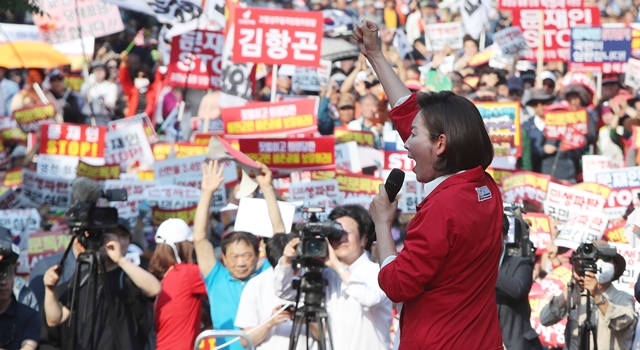  나경원 ‘달창’ 발언 “여성폄하적 발언” 뭇매