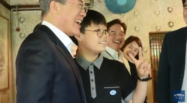  맛점하러 갑니다_문재인 대통령의 점심시간 & 청국장집에서 밥 먹다 문재인 대통령 마주친 중학생들(동영상)
