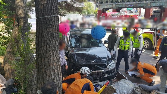  70대 운전 차량 통도사 덮쳐···블랙박스 영상에 찍힌 참혹한 순간