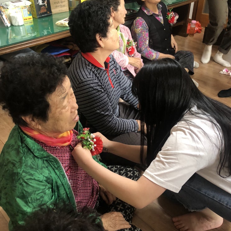  1학기 어버이날을  맞아 임천리 어르신들과 네일&봉숭아 해보았습니다.