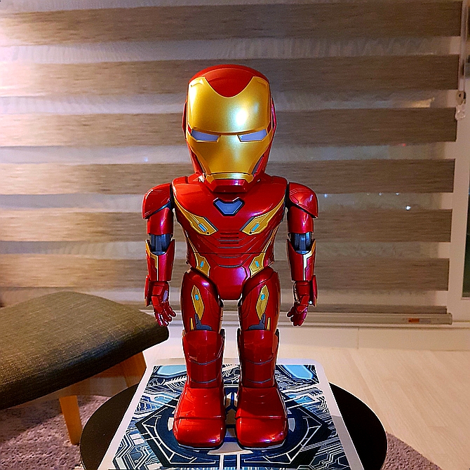 아이언맨 피규어 마블의 첫 공식 휴머노이드 로봇 너무 신기해