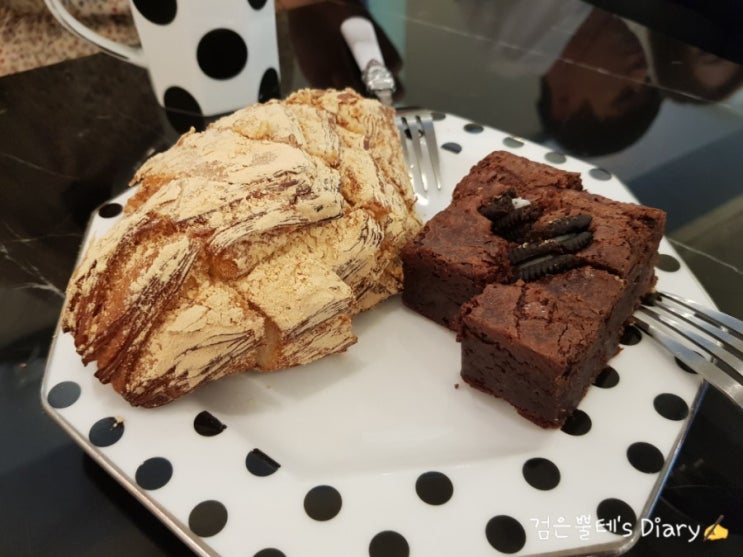 [광교카페거리] 유럽풍 디자인과 빵맛을 자랑하는 '오봉베르(AU BON BEURRE)'에서 인생 브라우니, 인절미 크로와상과 함께 데이트 즐겨보세요!