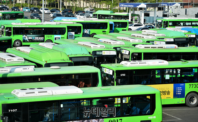 '협상안 거부' 버스노조 ‘떼법’… 속내는 임금인상?