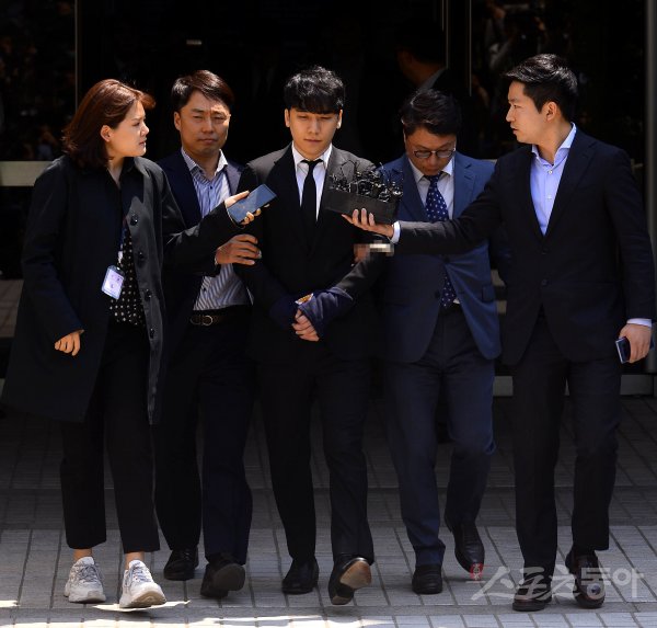  [종합] 승리, 포승줄 묶여 유치장행→구속영장 기각…“구속 필요성 인정 불가 ←얼탱이 없네