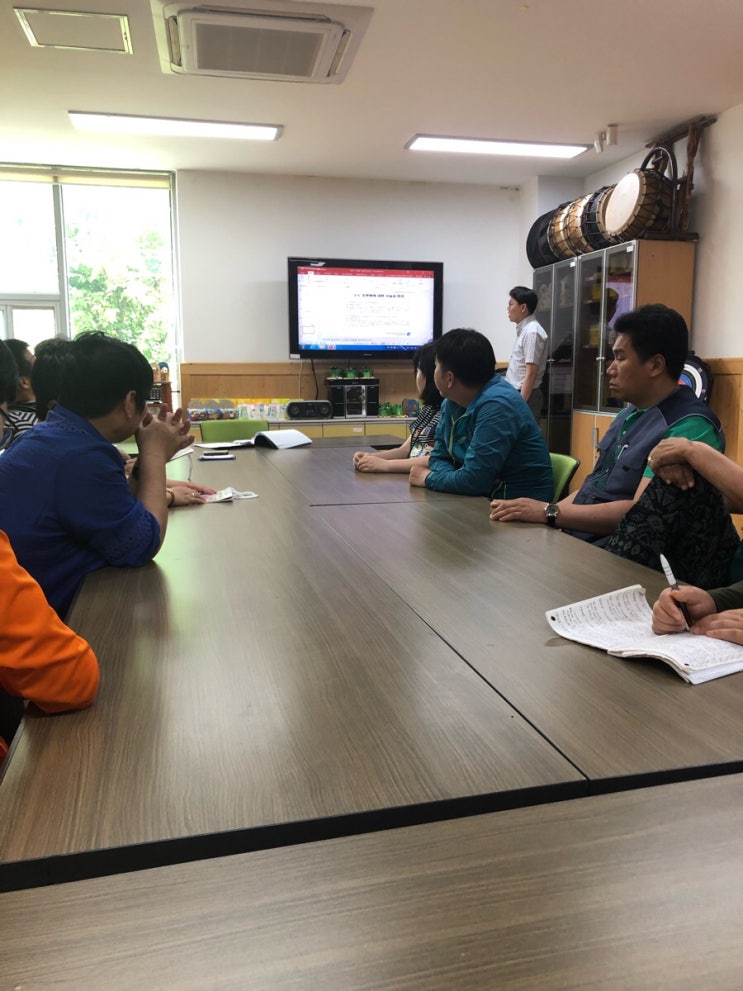 [공유] 하동군 보건소 정신건강 센터아침에 일어나는 것이 피곤하였지만 즐거운 마음으로 보건소에 갔다. 오전에 카네이션 좋이 접기, 점심으로 돌솥비빔밥, 오후에는 화분에 꽃 옮겨 심기 등 재미있는 프로그램을 하였다. 마치고 상담을 받고 집에 와 열정적으로 정신 장애인 인식개선 강사 양성 수기문을 수정하였다. 어