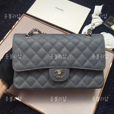  샤넬(CHANEL) 클래식 플랩백으로 하객룩 완성