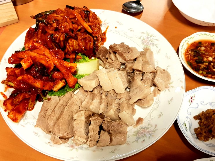 교대 서리풀식당 보쌈 중, 감자전