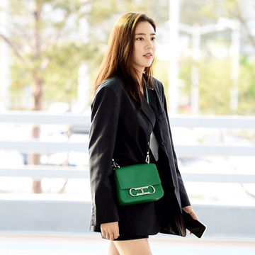 손담비 공항패션 속 초록 가방 캐롤리나 헤레라 상큼한 봄코디에 딱!