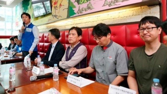  與 '진짜 민생대장정' 간담회서 상인들 "최저임금 너무 올라" 하소연  
