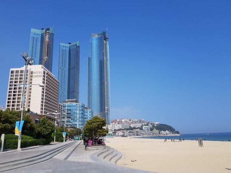  부산 해운대 나들이 선탠하는 사람들 모래축제 준비 중