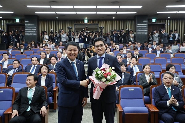  바른미래당 원내대표에 오신환_당내 분열 수습과 내년 총선 승리 임무 맡게되