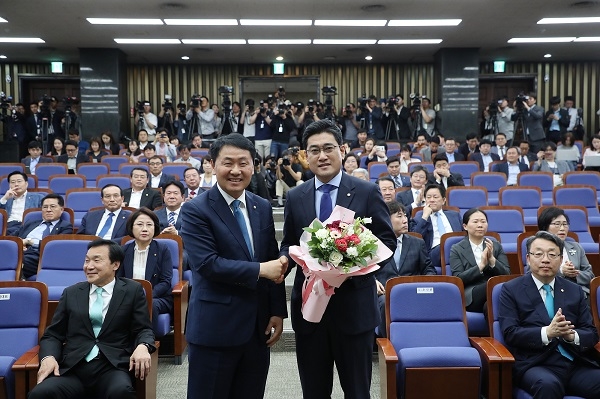 바른미래당 원내대표에 오신환_당내 분열 수습과 내년 총선 승리 임무 맡게되