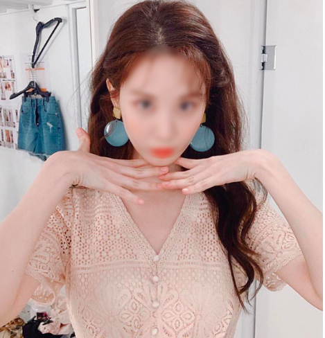  펀칭 레이스 브이넥 정인선 블라우스 ️
