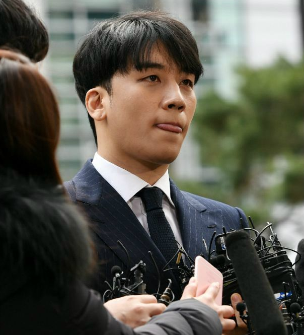  승리 구속영장 기각. 대답없이 집으로...