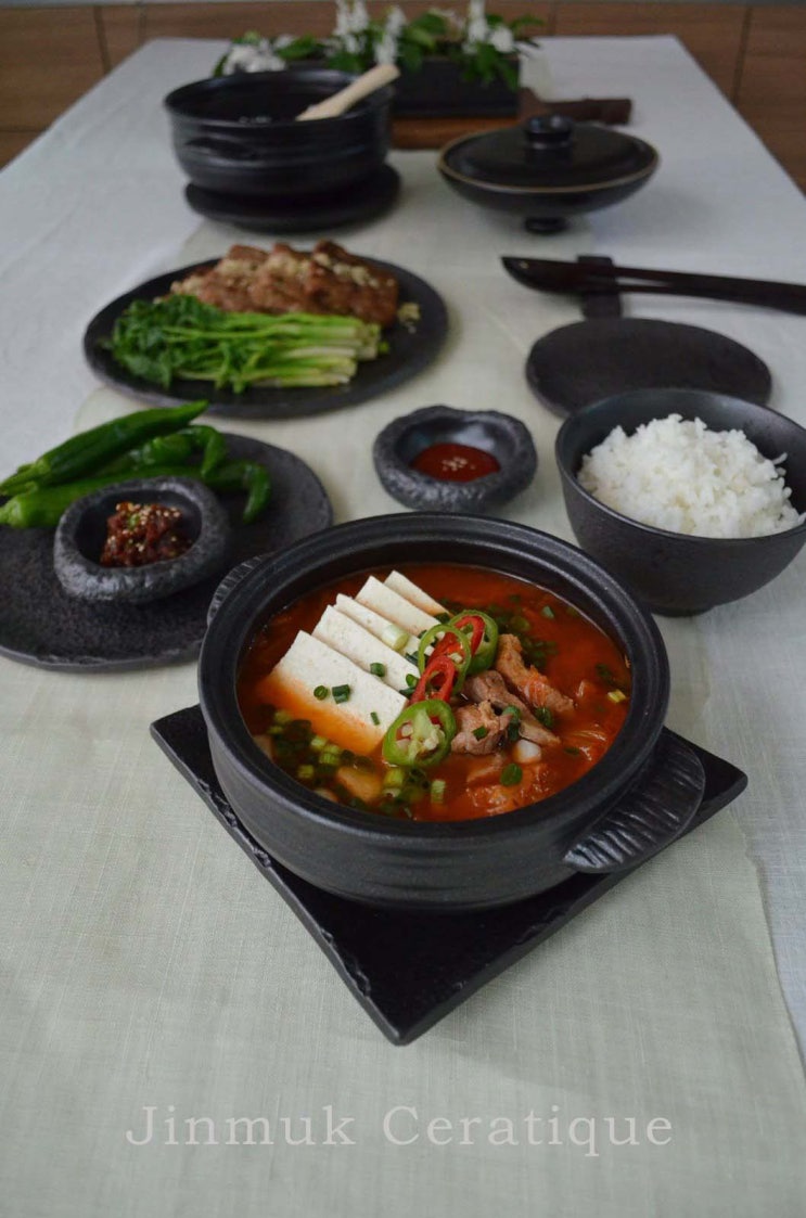  오모가리 김치찌개와 숯불떡갈비 : 꿀이맑음님의 추천 집밥