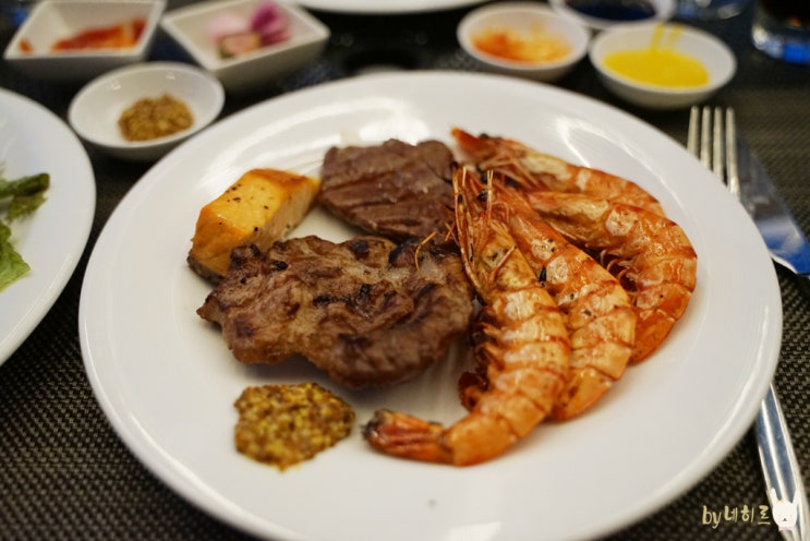  프레이저플레이스 센트럴 서울 루프탑바에서 즐기는 무제한 생맥주 & BBQ 바비큐