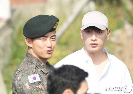 "2PM·트와이스 보고파" 옥택연, 황찬성·수백팬 환영 속 전역 "2PM·트와이스 보고파" 옥택연, 황찬성·수백팬 환영 속 전역