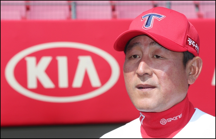  KIA 김기태 감독 전격 사퇴···박흥식 감독 대행 선임