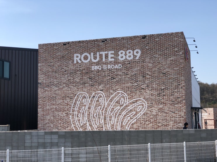  용인 미국식 바베큐 레스토랑_루트889(route889) 스텐실과 벽화로 꾸민 인더스트리얼 인테리어 작업기