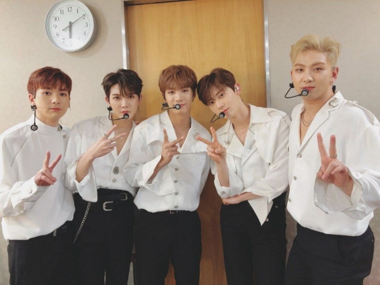  190516 엠카운트다운 뉴이스트 단체사진 6멤버가 함께 받은 4번째 1위 이 모든 영광을 응원요정 제육멤버에게
