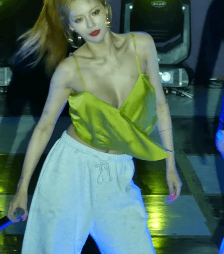  현아, 상의 풀려 아찔한 노출...! 대학 축제 초토화