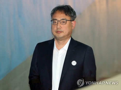  변희재 보석조건에 반발해 출소거부하다 강제로 쫓겨나