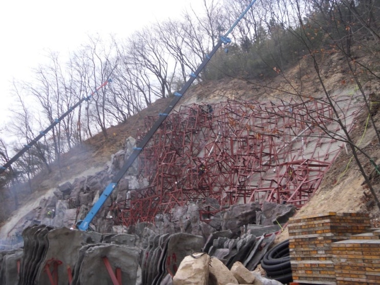  인공폭포(인조암) 주요 시공 과정 (예시 : 남원 승월대 인공폭포). 미주강화(주).