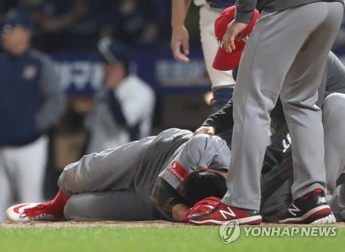 SK 나주환, 헤드샷 맞고 병원행…NC 이동욱 감독 “빠른 쾌유 바란다”