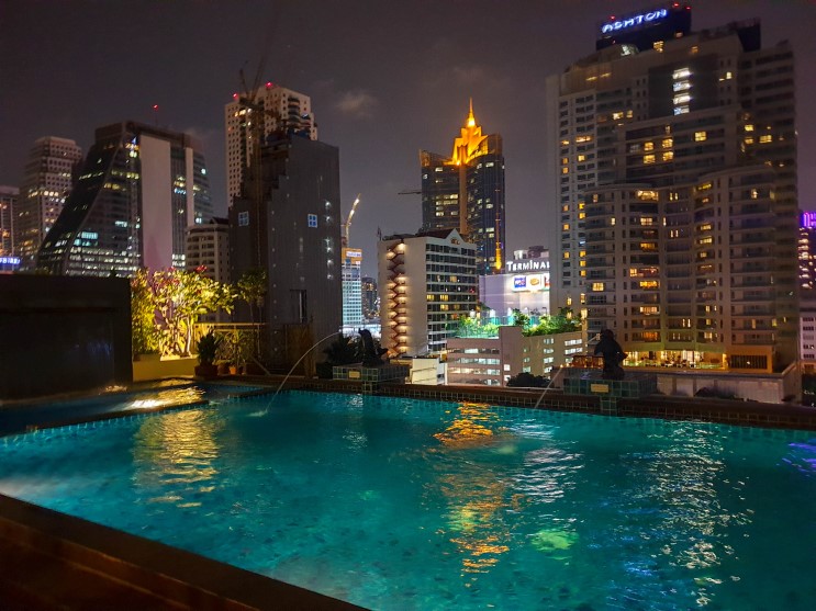 [방콕 호텔 추천] 루프탑 수영장이 예뻤던 방콕 애드미럴 프리미어 호텔