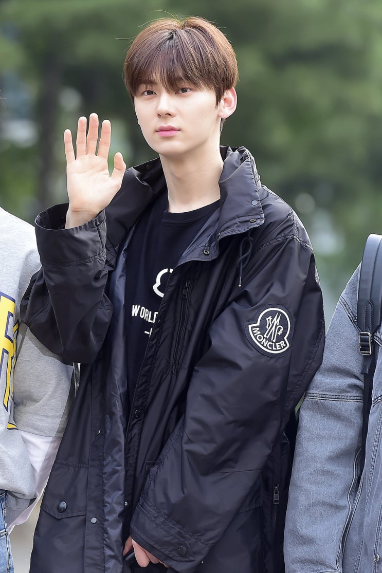  뉴이스트 황민현 뮤직뱅크 출근길 패션체크