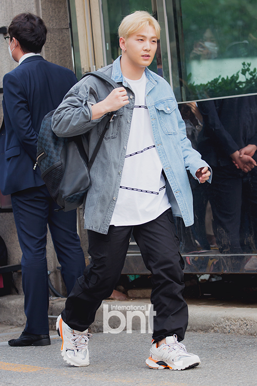  *남자 데일리 반팔티*190517 뮤직뱅크 출근길 뉴이스트 백호 패션 옷 코디 :: 배드인배드