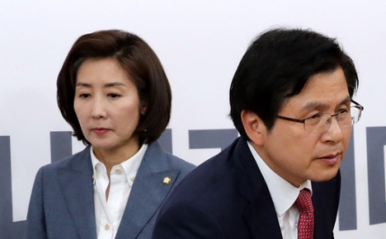'달창'논란에 속쓰린 한국당... 최순실 사태 이후 지지율 최대 폭락 '달창'논란에 속쓰린 한국당... 최순실 사태 이후 지지율 최대 폭락