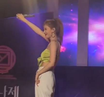  현아, 행사 무대서 돌발 가슴선 노출