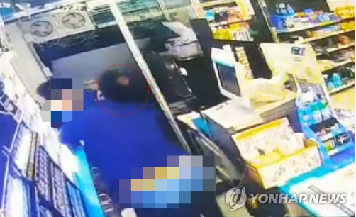 편의점서 흉기 휘둘러 3명 부상 조현병 30대 편의점서 흉기 휘둘러 3명 부상 조현병 30대