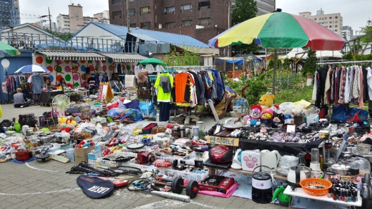  공덕역 경의선 공유지 벼룩시장 있네요.