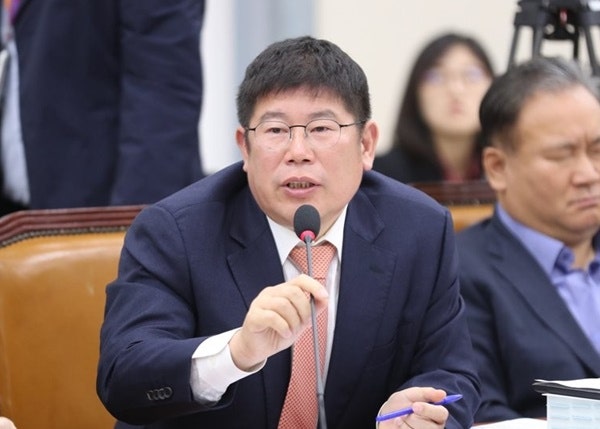 청년일자리 없애는 김경진 의원의 국적법 개정안