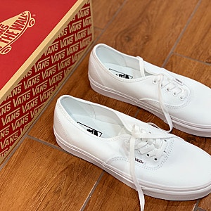 반스 어센틱 트루 화이트 깔끔하고 무난하네요