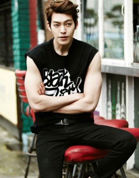  "김우빈의 반가운 근황…조인성·이광수·도경수와 일본 여행"