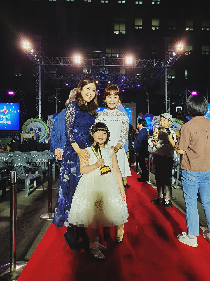  구로국제 어린이 영화제 영화덕구 작품상 수상, 러시아영화제 배우 윤송아 MC, ebs 세계테마기행 윤송아편, 배우 윤송아 레드카펫, 요트타자에서 포착한 수달