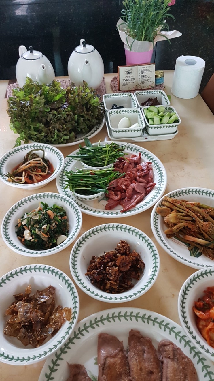  봄철제철음식으로 차린 주말밥상차림 오리훈제구이,두릅김치 ,양배추김치,부추새우볶음,견과류볶음,수수부꾸미,오이,마늘,양파,상추로 차림 맛있는 계절밥상 by mamakingcook