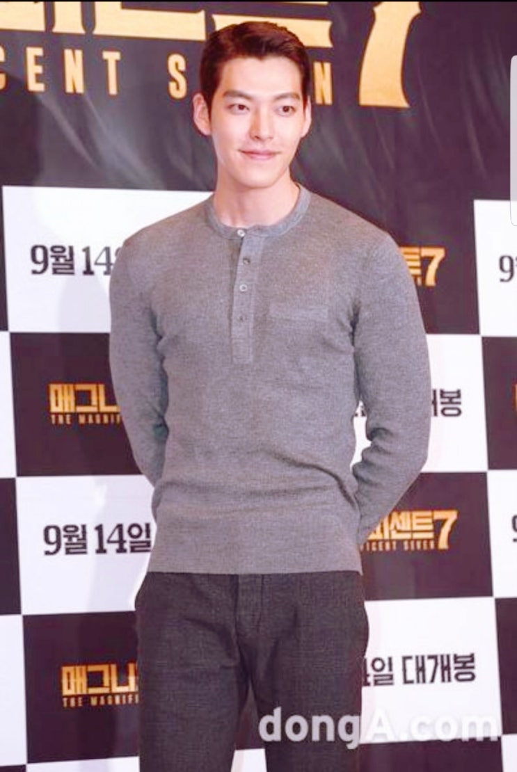  김우빈, 조인성·디오와 공항서 포착..약지엔 반지..비인두암 투병 활동중단 배우 김우빈..