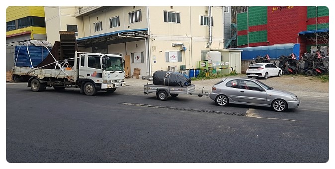  자동차를 이용해.. 서로 돕고 산다.