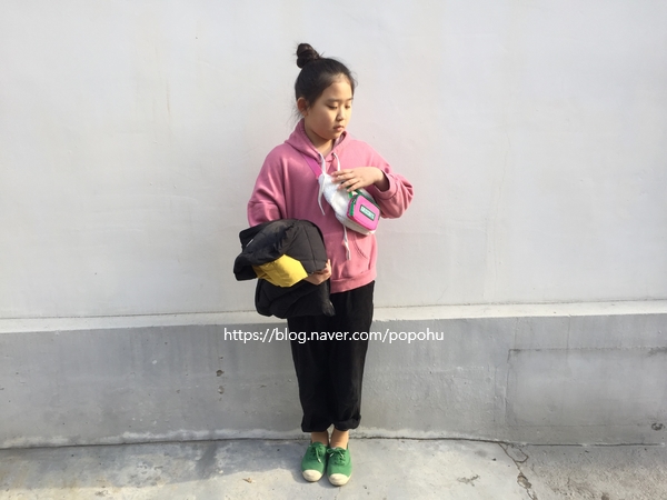  ◁kyum's daily▷no367-블랙루즈팬츠(제니베이직)+핑크루즈후드(제니베이직)+빅토리아슈즈+패니백(플라키키)/키즈패션/키즈데일리/11살