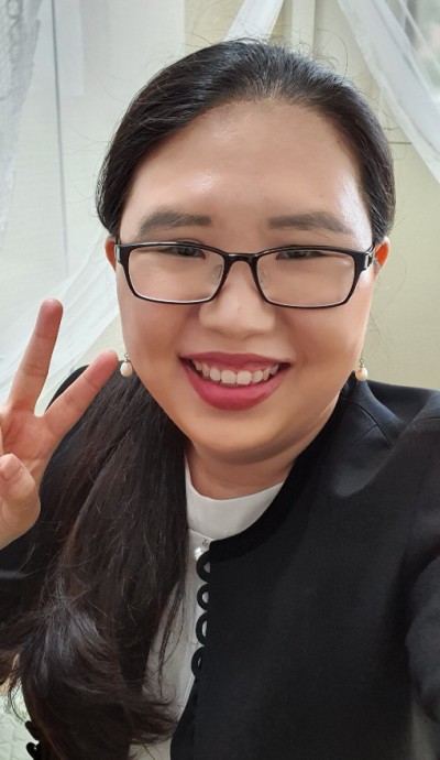  바쁜 인선프리 *화장 하고서* 진주 귀걸이랑 진주 브라우스가 잘 어울리넹