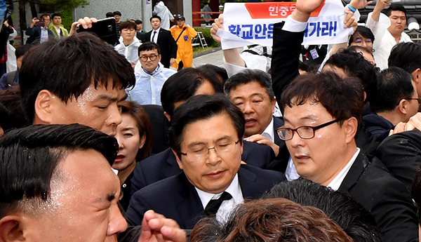  5월 10일 광화문 세월호광장에서 열린 ‘자유한국당 해산심판 시민헌법재판소 재판’에서 시민검찰은 자한당을 부정비리, 민생파탄, 반통일-반민주주의, 국가 폭력 등의 혐의로 법정에 세